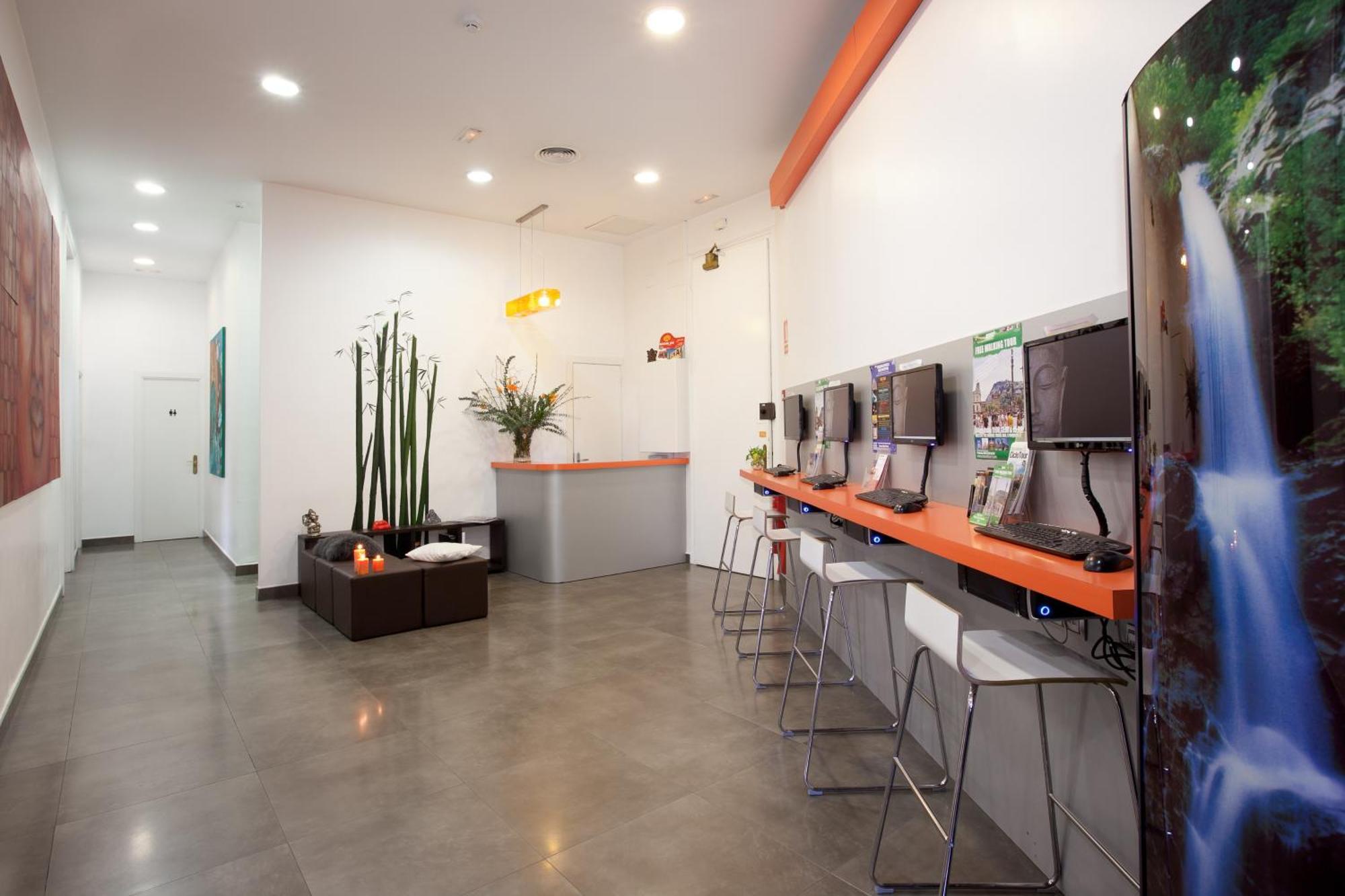 ฮิป คาร์มา โฮสเต็ล Hostel บาร์เซโลนา ภายนอก รูปภาพ