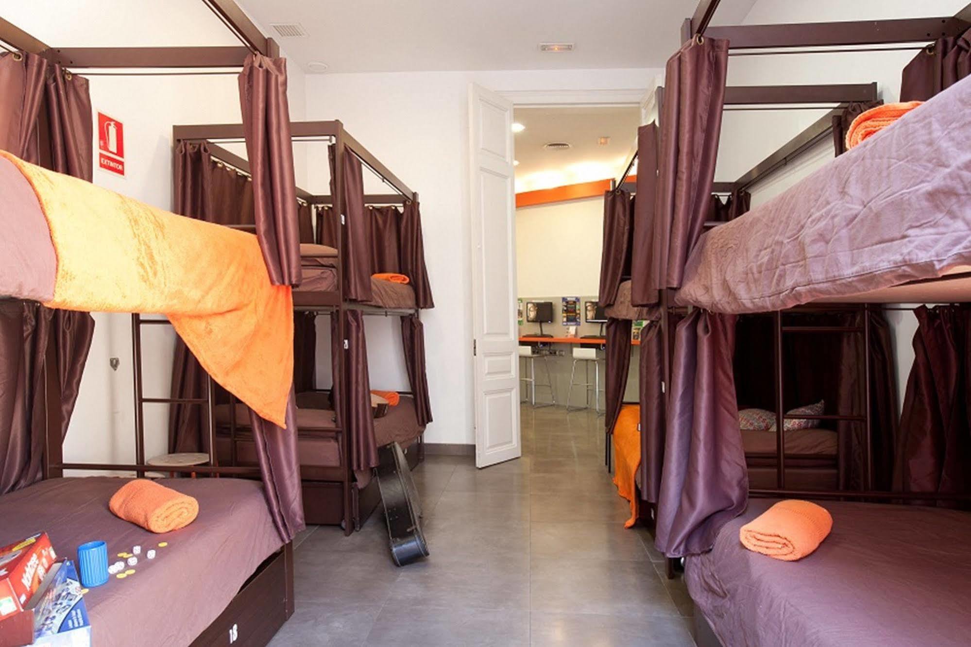 ฮิป คาร์มา โฮสเต็ล Hostel บาร์เซโลนา ภายนอก รูปภาพ