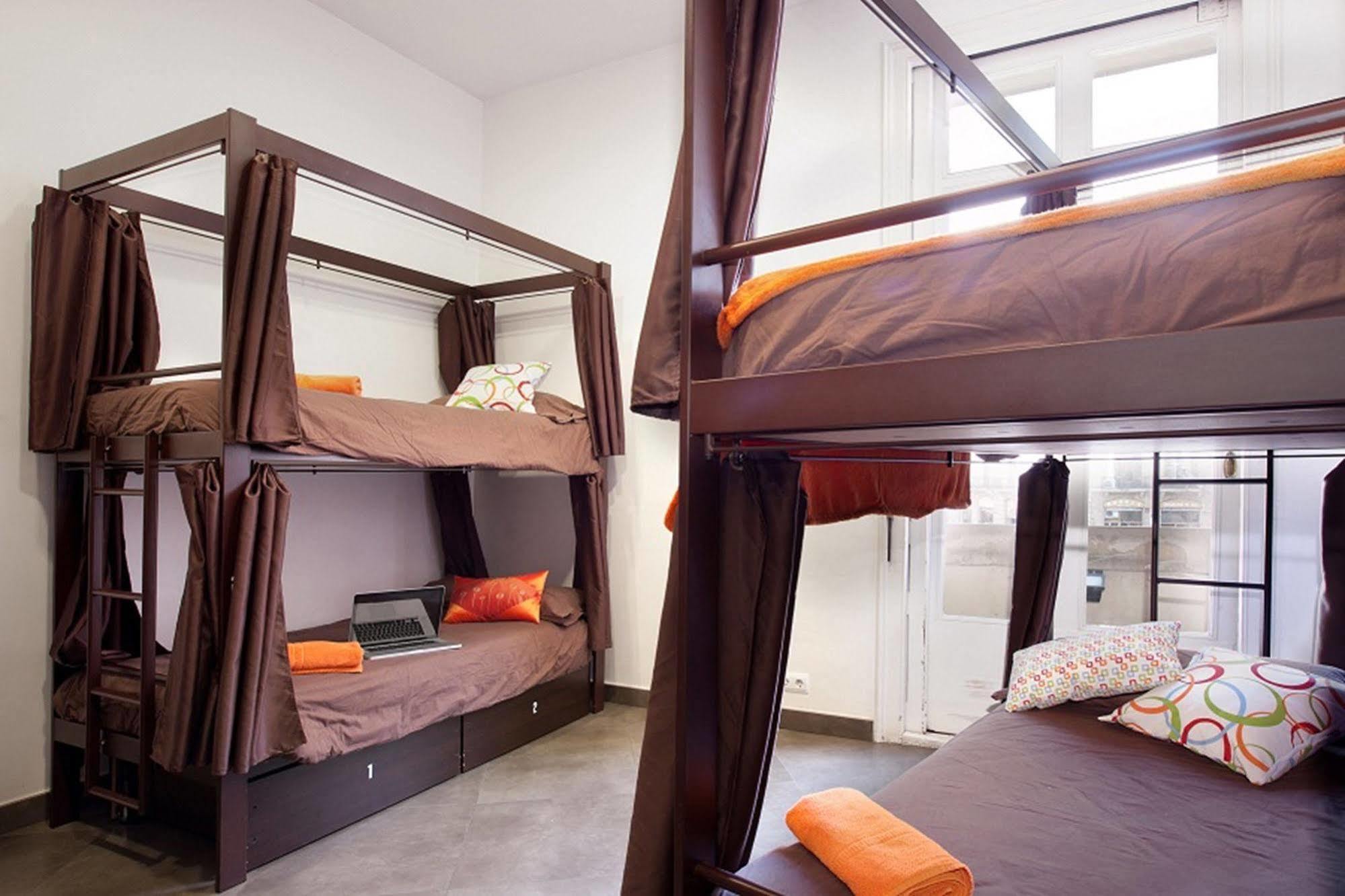 ฮิป คาร์มา โฮสเต็ล Hostel บาร์เซโลนา ภายนอก รูปภาพ